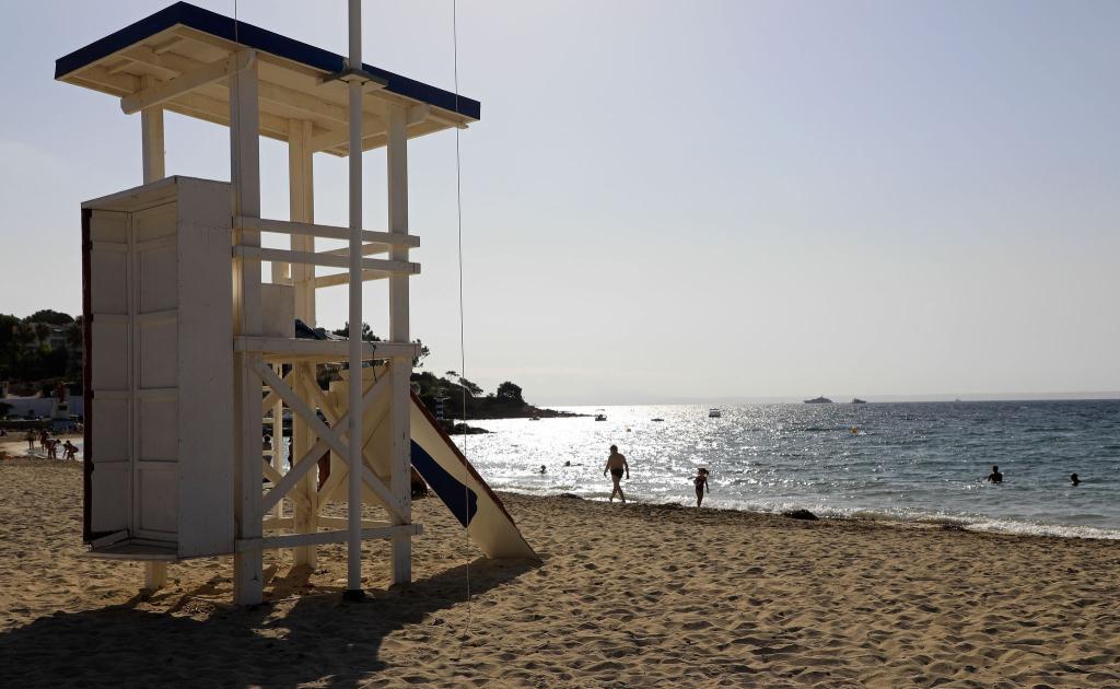 Im Oktober haben an vielen Stränden von Mallorca Rettungsschwimmer ihre Saison bereits beendet. (Symbolbild) - Foto: Clara Margais/dpa