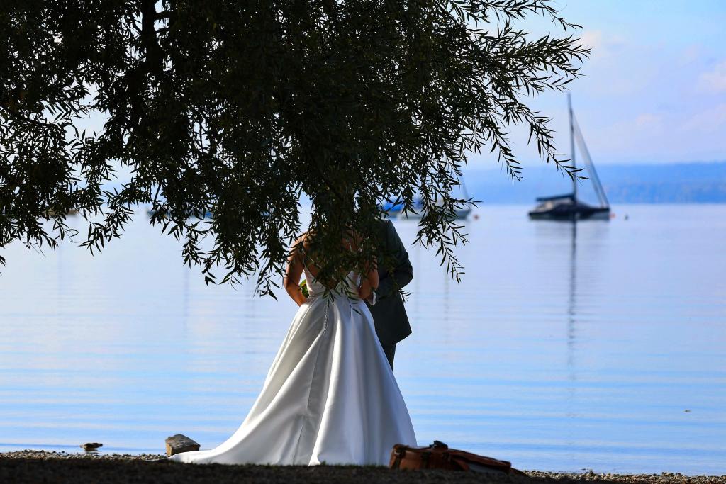 Ein Brautpaar lässt sich am Ufer des Ammersees fotografieren. - Foto: Karl-Josef Hildenbrand/dpa