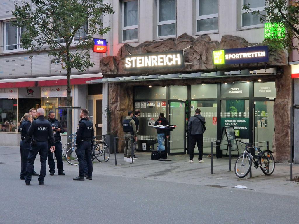 Es gibt drei Verletzte nach Schüssen in Gießen. - Foto: Carolin Eckenfels/dpa
