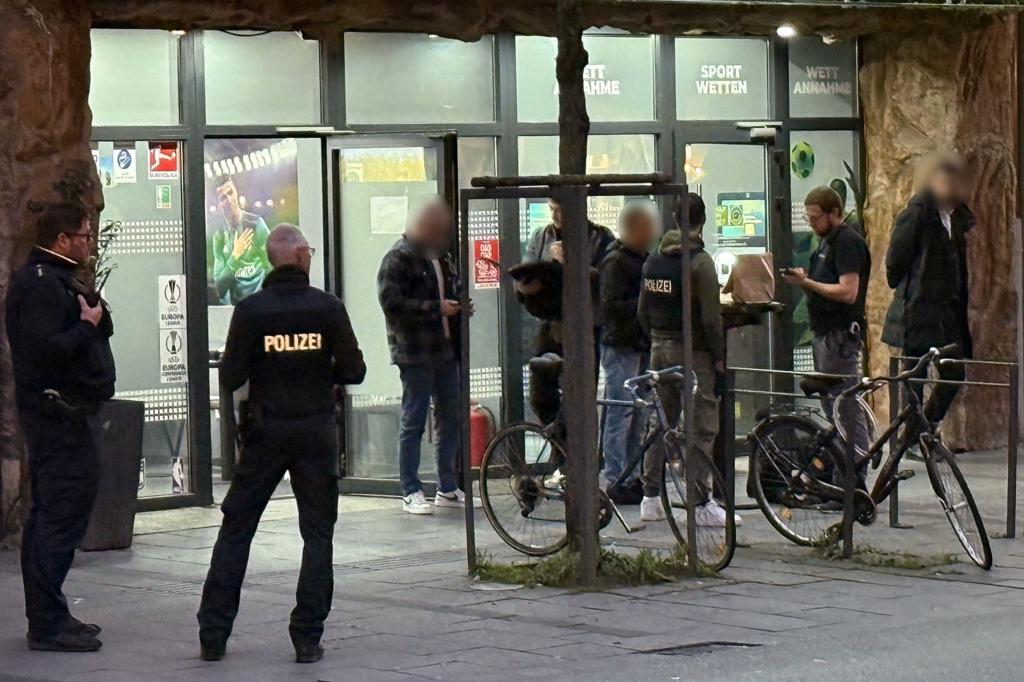 Der Tatort liegt mitten in der Innenstadt. - Foto: Mike Seeboth/dpa
