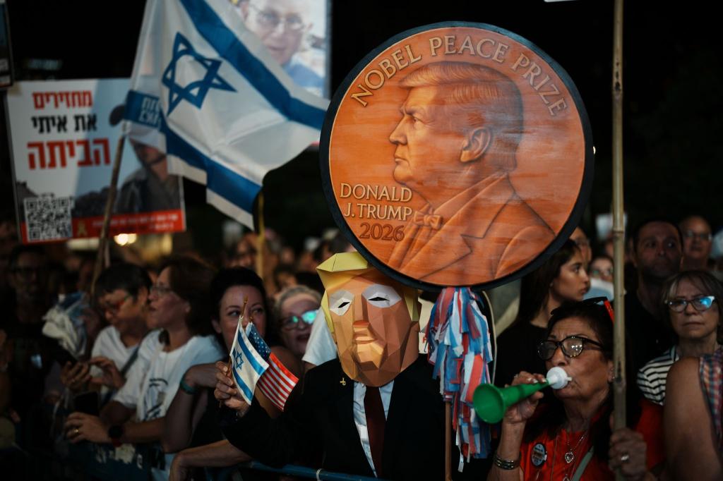 Bei der Kundgebung in Tel Aviv waren «Danke Trump»-Sprechchöre zu hören. - Foto: Emilio Morenatti/AP/dpa