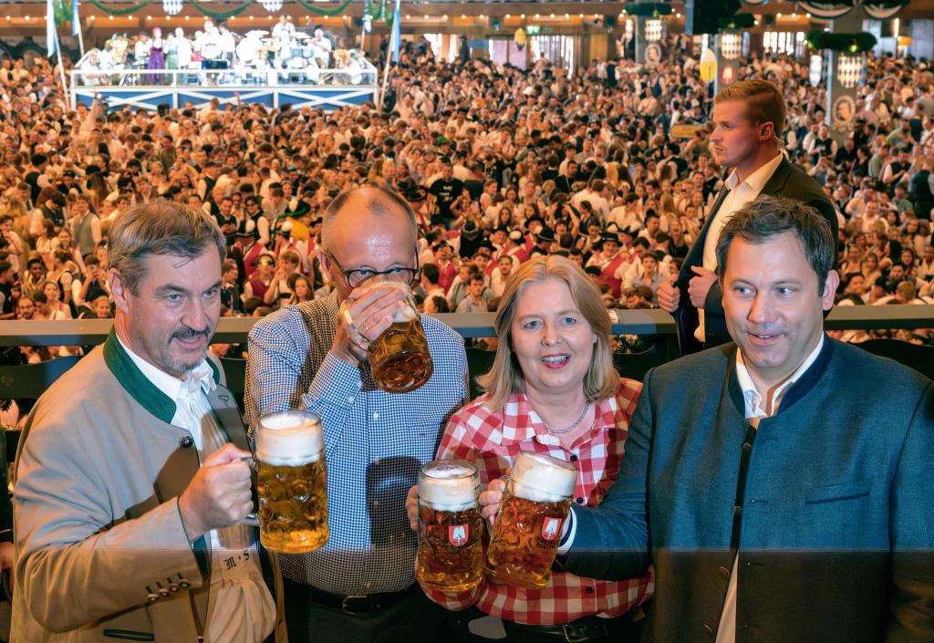 Auch wenn Markus Söder eigentlich nicht gerne Bier trinkt - fürs Foto auf dem Oktoberfest gehört auch für ihn der Maßkrug natürlich dazu. (Archivbild) - Foto: Peter Kneffel/dpa