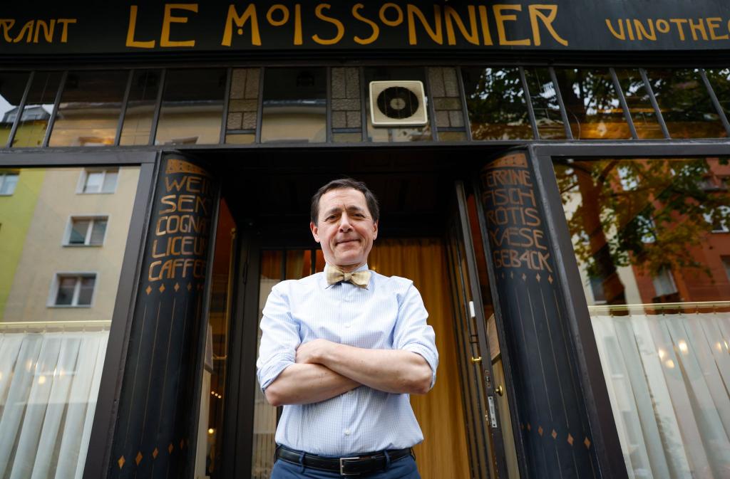 Vincent Moissonnier steht vor seinem Sterne-Bistro «Le Moissonnier», einem kleinen Stück Paris mitten in Köln. - Foto: Thomas Banneyer/dpa