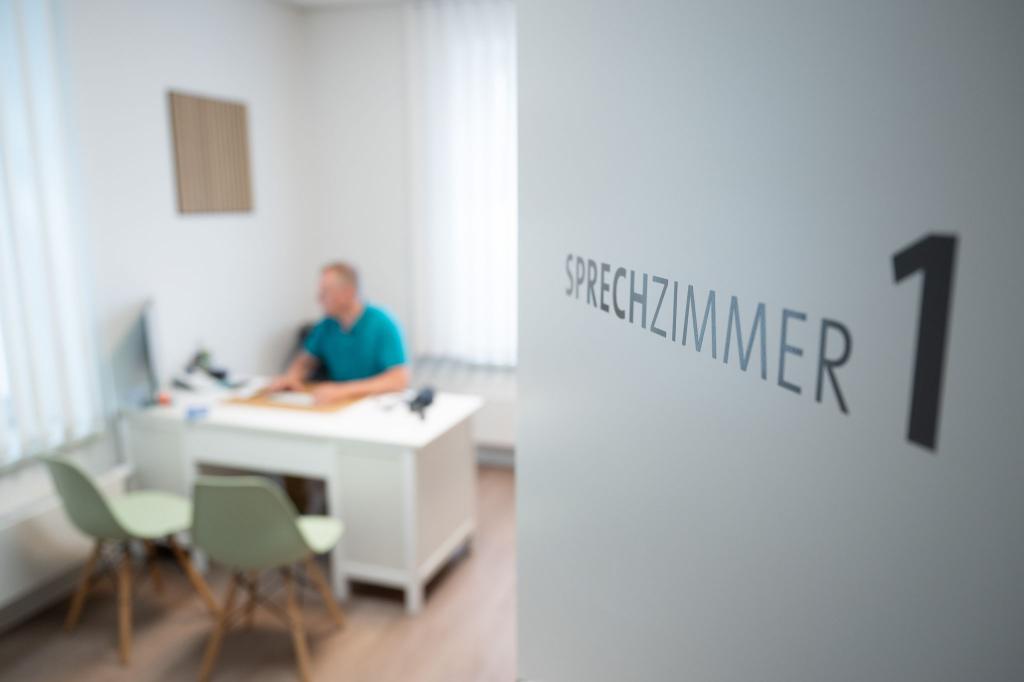 Soll eine Krankschreibung wirklich erst nach dem vierten Tag nötig sein? Die Arbeitgeber sind dagegen. - Foto: Sebastian Kahnert/dpa