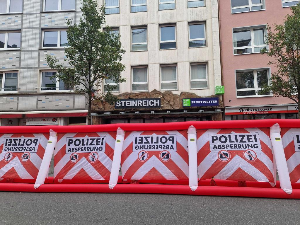 Bei Schüssen in einem Wettbüro in der Innenstadt von Gießen sind drei Menschen verletzt worden. - Foto: Carolin Eckenfels/dpa