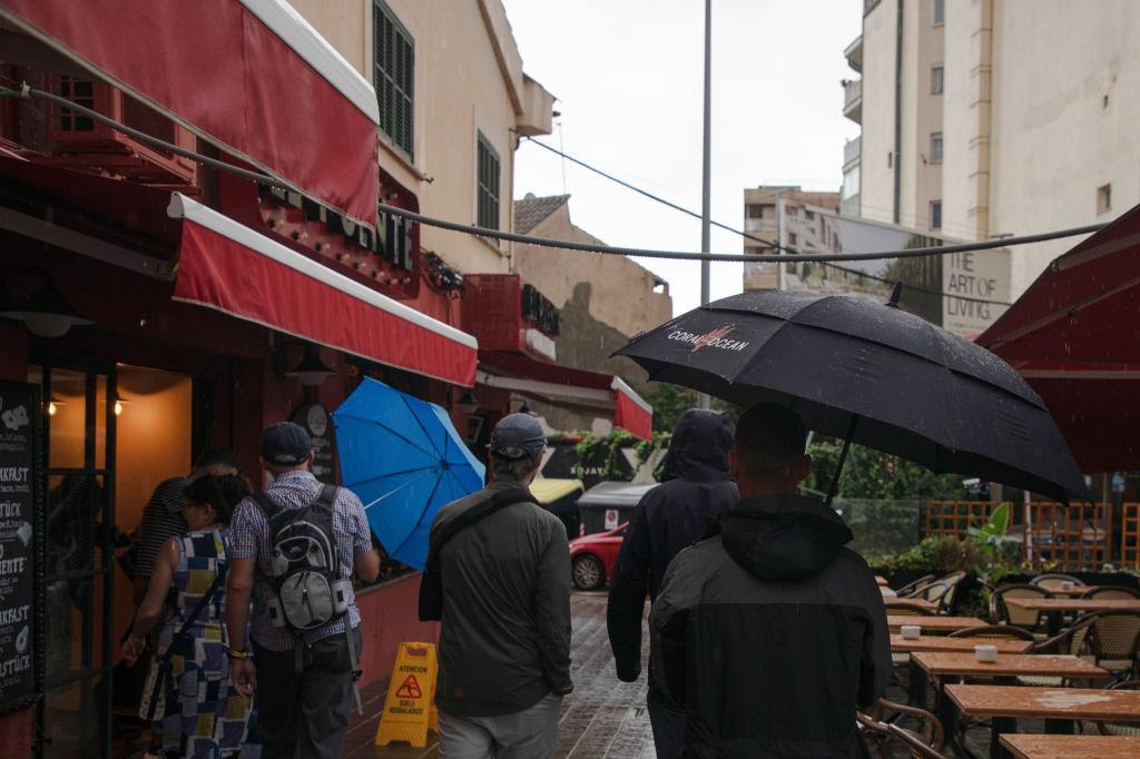 Auch Touristen bekamen das schlechte Wetter zu spüren. - Foto: Clara Margais/dpa