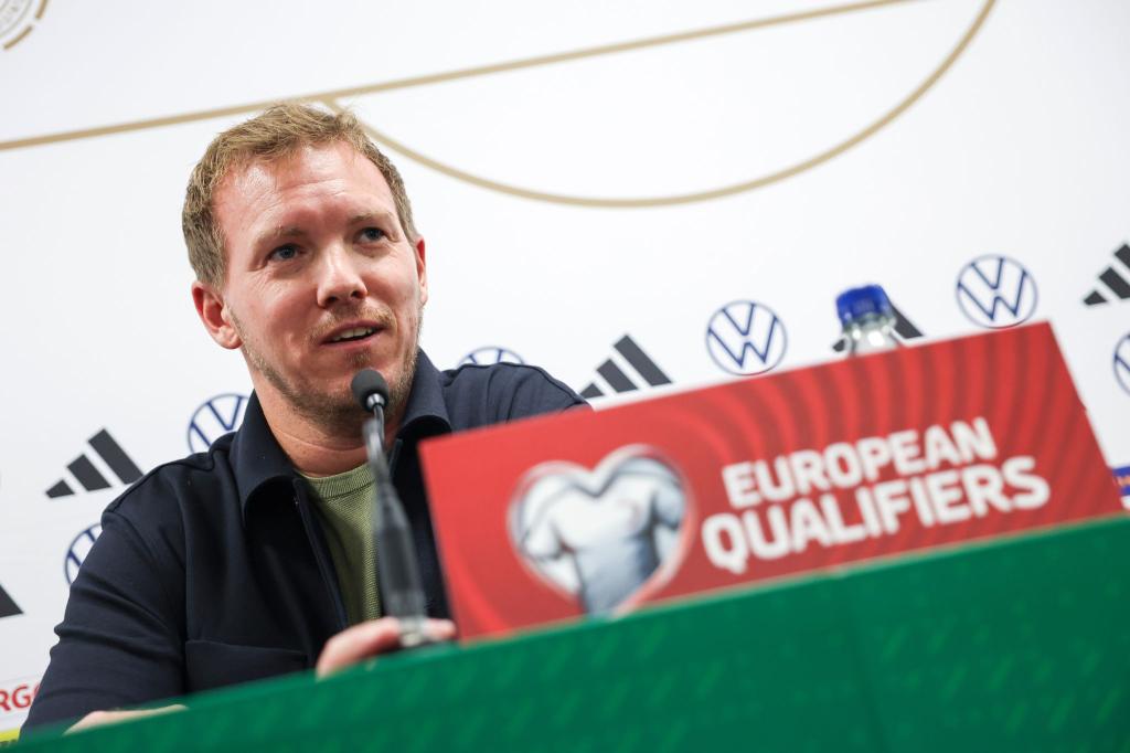 Julian Nagelsmann erwartet ein schweres Spiel in Belfast. - Foto: Christian Charisius/dpa