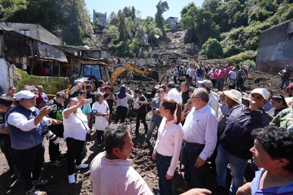 Präsidentin Sheinbaum besuchte eine betroffene Gemeinde im zentralen Bundesstaat Puebla. - Foto: -/Handout Präsidentenamt Mexiko/dpa