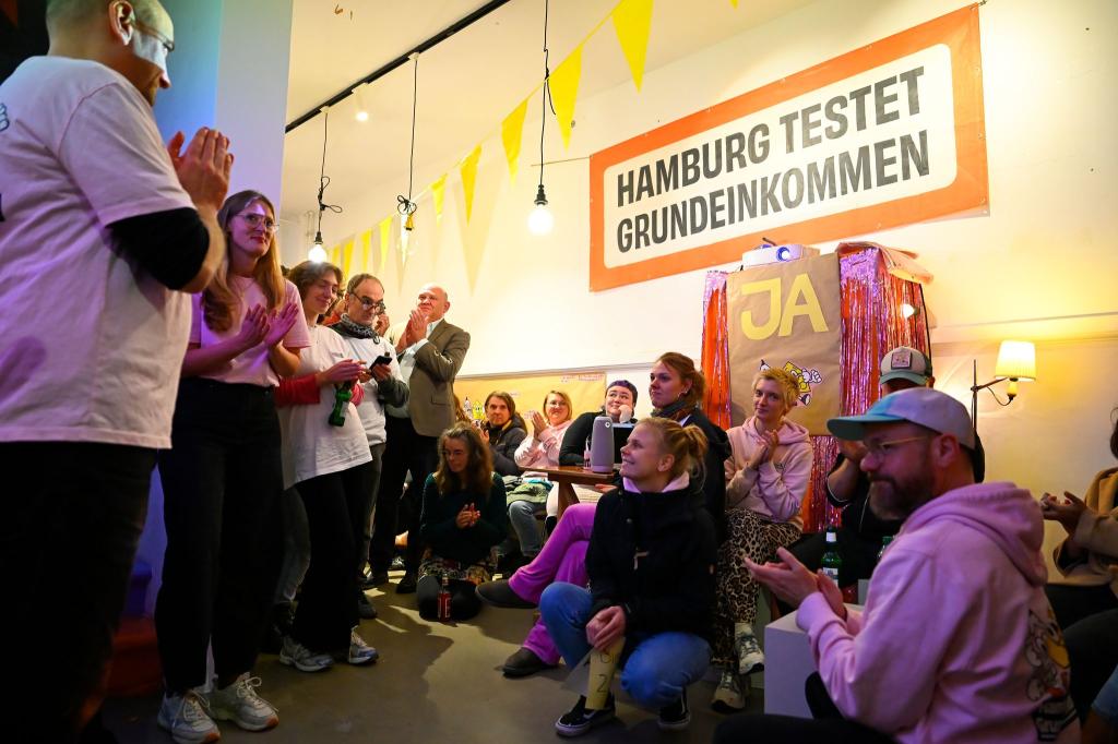 Der Volksentscheid für ein Grundeinkommen-Modellversuch ist gescheitert. - Foto: Jonas Walzberg/dpa