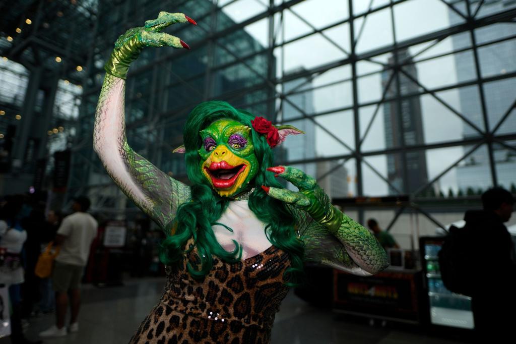 Ein als Gremlin verkleideter Besucher posiert während der New York Comic Con im Jacob K. Javits Convention Center. - Foto: Charles Sykes/Invision/AP/dpa