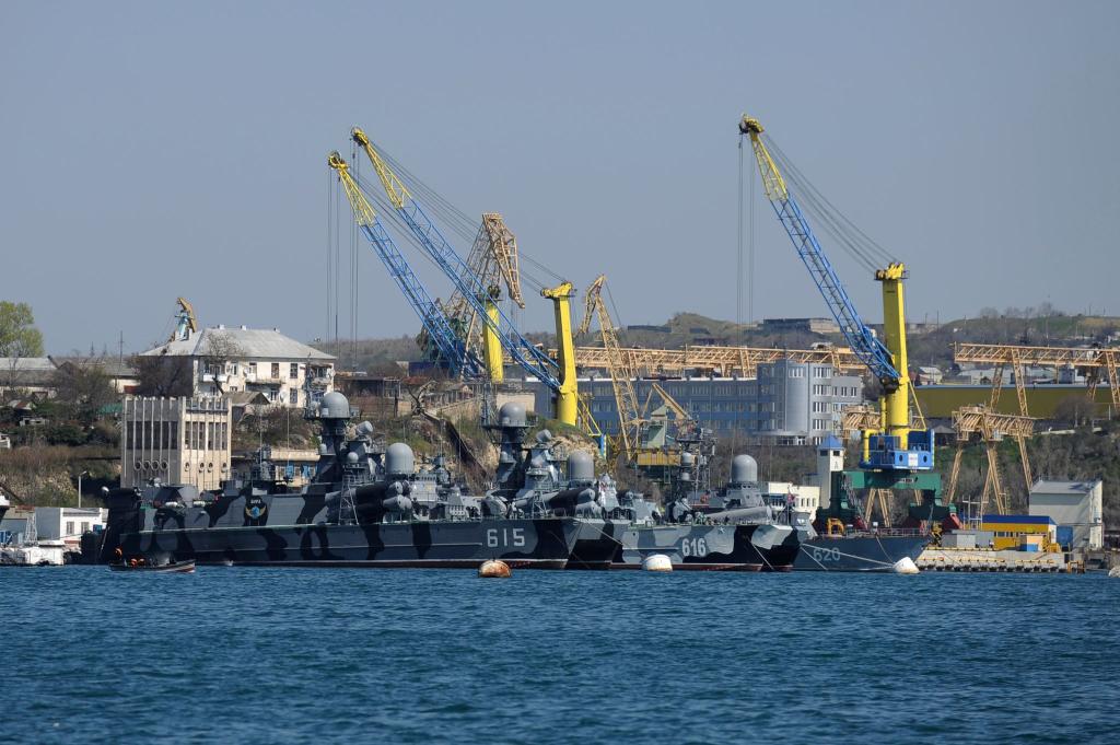 Das ukrainische Militär greift immer wieder russische Öldepots an - auch auf der Krim. (Archivbild) - Foto: Uncredited/AP/dpa