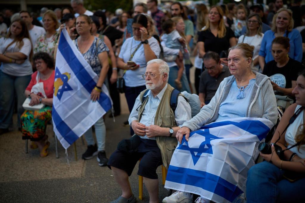 In Israel wird mit Bangen auf die Rückkehr der letzten Geiseln gewartet. - Foto: Emilio Morenatti/AP/dpa