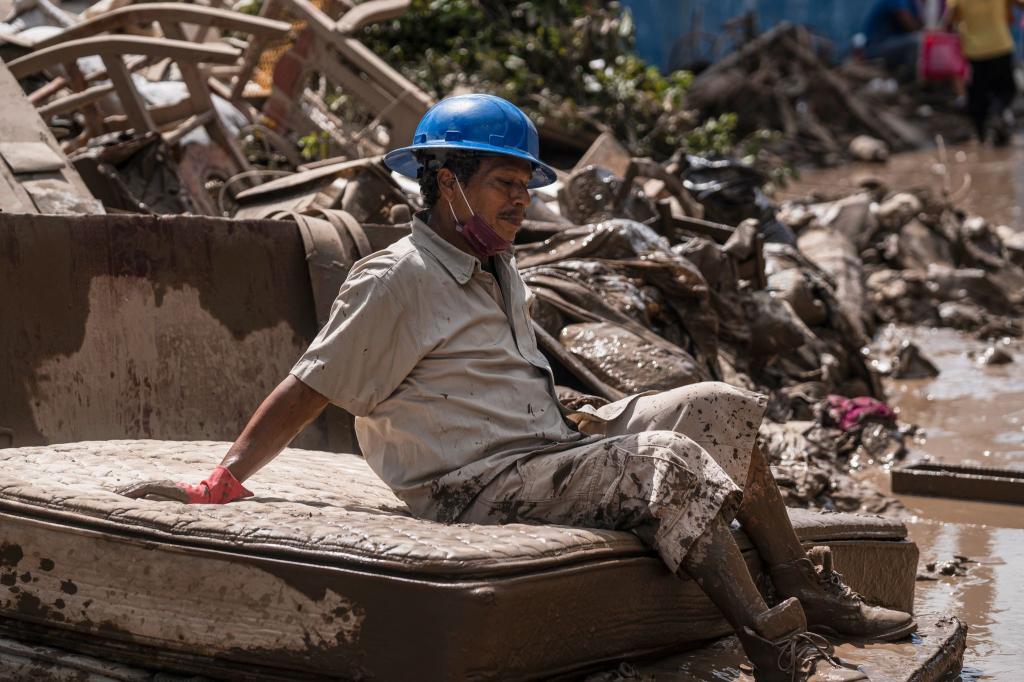 Ein Mann macht eine Pause bei den Aufräumarbeiten in Poza Rica, Mexiko. - Foto: Felix Marquez/AP/dpa