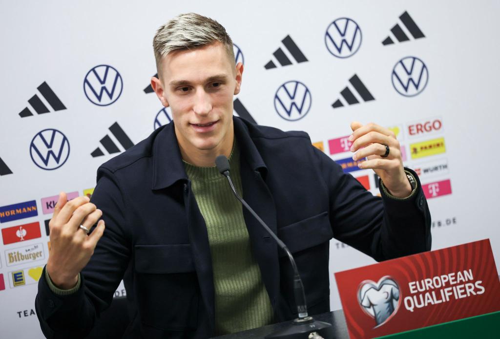 Nico Schlotterbeck spricht im Windsor Park von Belfast. - Foto: Christian Charisius/dpa