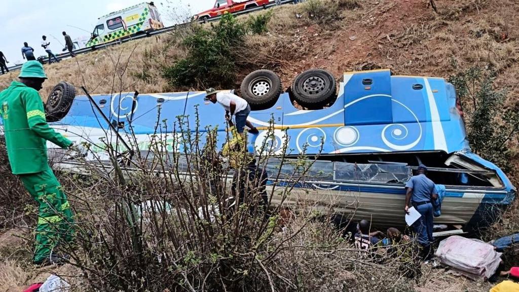 Der Fahrer soll die Kontrolle über den Reisebus verloren haben. - Foto: Uncredited/South African Department of Transport and Community Safety/AP/dpa