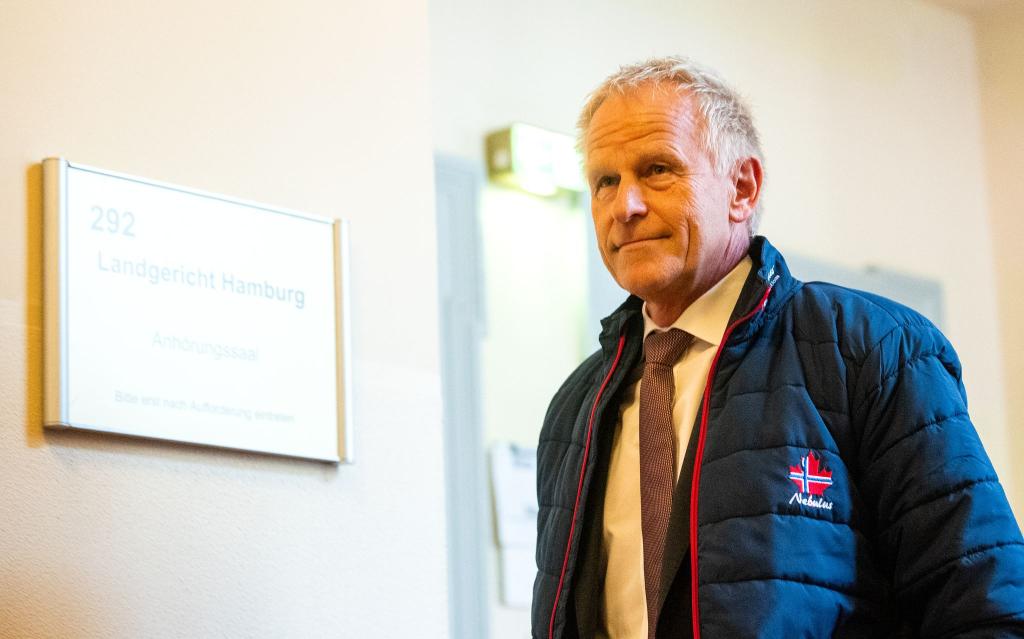 Hafenchef Meier sagte im Prozess zu Kontakten aus, die er vermittelte. - Foto: Daniel Bockwoldt/dpa