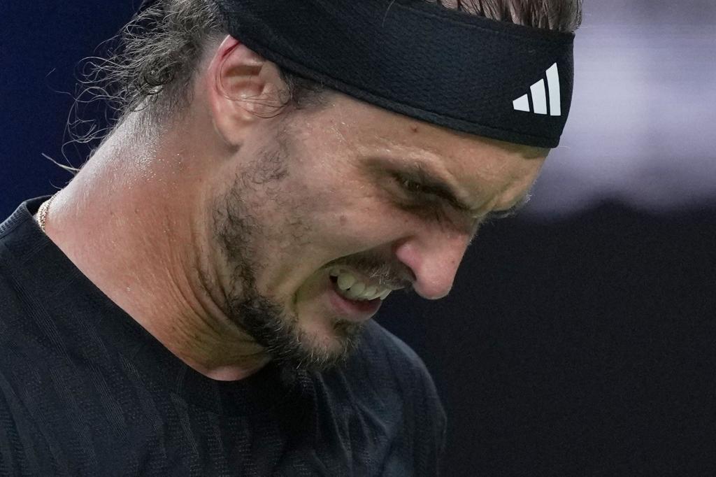Alexander Zverev hinkt seiner Topform weit hinterher. - Foto: Andy Wong/AP/dpa