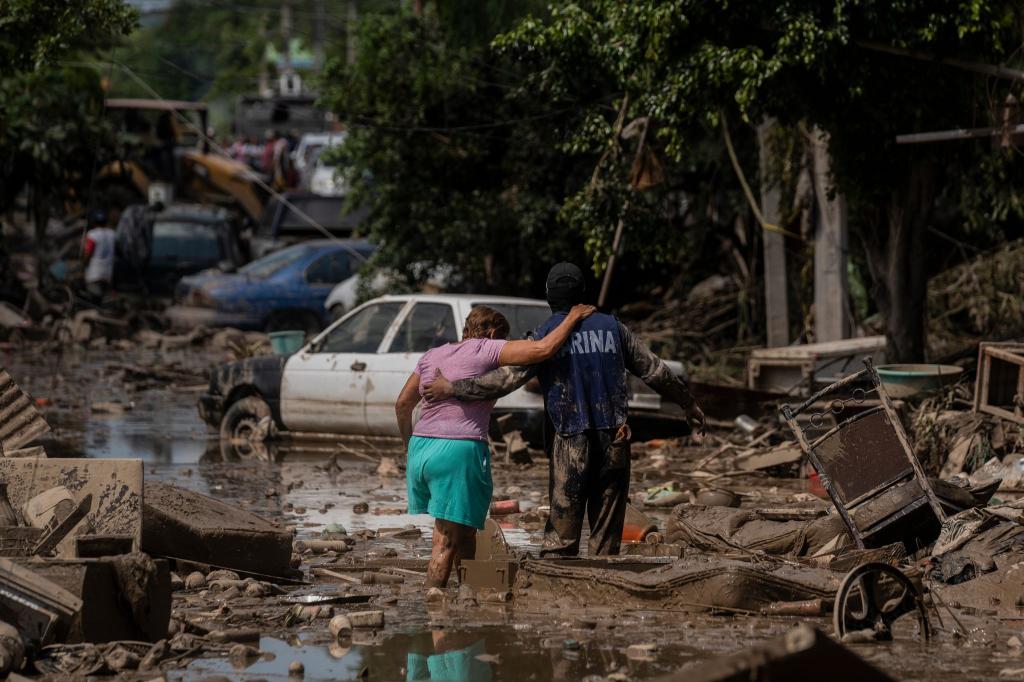 Wegen Überschwemmungen und Erdrutschen sind viele Ortschaften von der Außenwelt abgeschnitten. - Foto: Felix Marquez/AP/dpa
