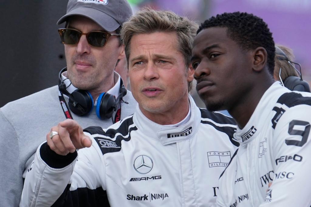Bild von den Dreharbeiten im Sommer 2023 in Silverstone: Brad Pitt (Mitte) spricht mit Schauspielkollege Damson Idris (rechts). (Archivbild) - Foto: Luca Bruno/AP/dpa