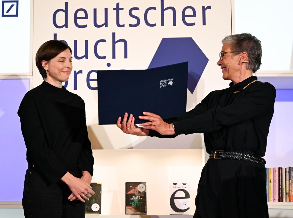 Elmiger erhält den Preis an ihrem 40. Geburtstag - Foto: Arne Dedert/dpa