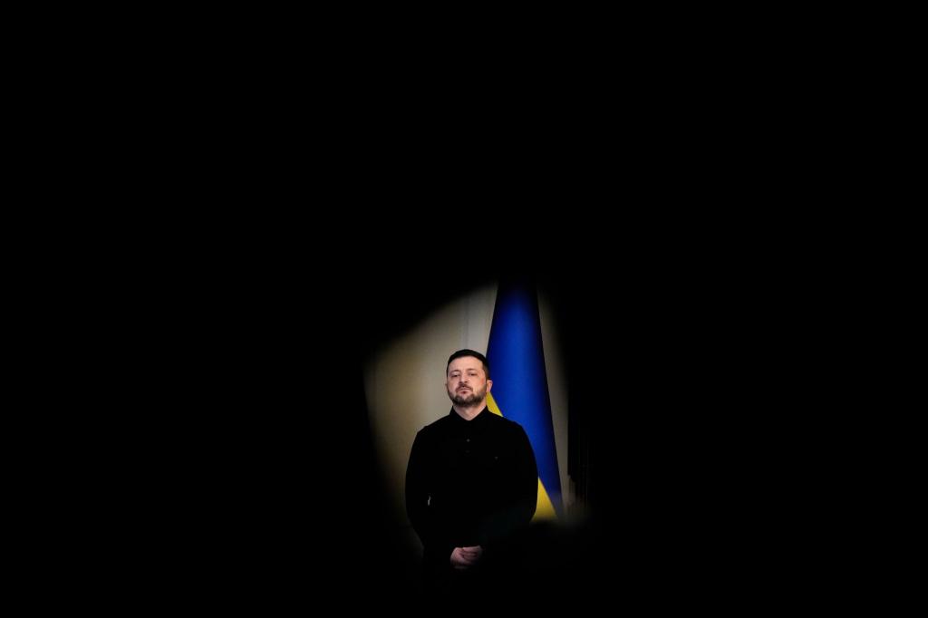 Der ukrainische Präsident Wolodymyr Selenskyj hofft weiter auf die Lieferung von US-amerikanischen Marschflugkörpern, um Ziele im russischen Hinterland angreifen zu können. - Foto: Julia Demaree Nikhinson/AP/dpa
