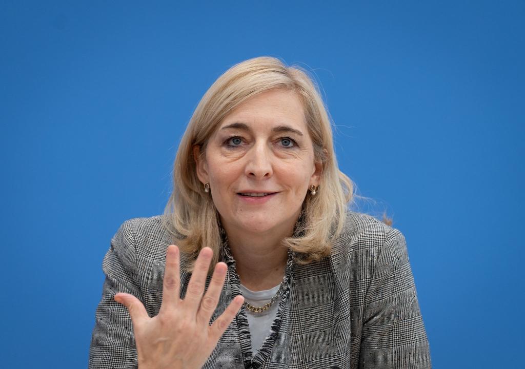 Gesundheitsministerin Nina Warken (CDU) will die Pflegeversicherung reformieren. (Archivfoto) - Foto: Soeren Stache/dpa