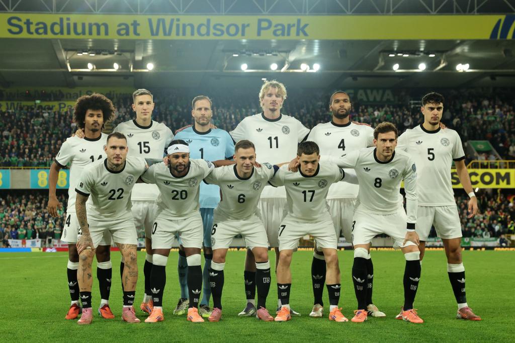 Die DFB-Elf stellt sich zum Team-Foto im Windsor Park. - Foto: Christian Charisius/dpa