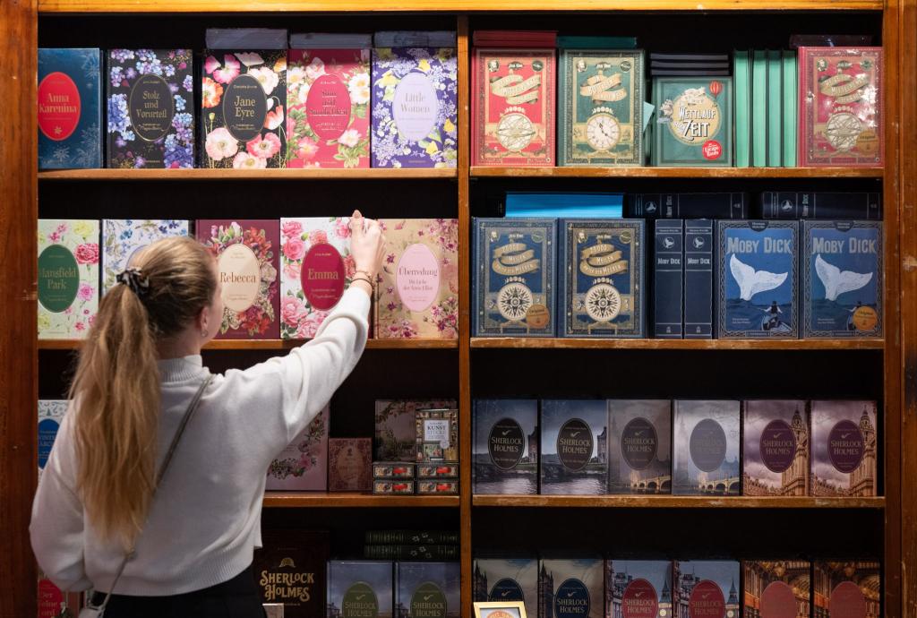 Neuerscheinungen entdecken, bei Lesungen und Diskussionen zuhören, Bücher signieren lassen: die Buchmesse ist vielfältig. (Archivbild) - Foto: Boris Roessler/dpa