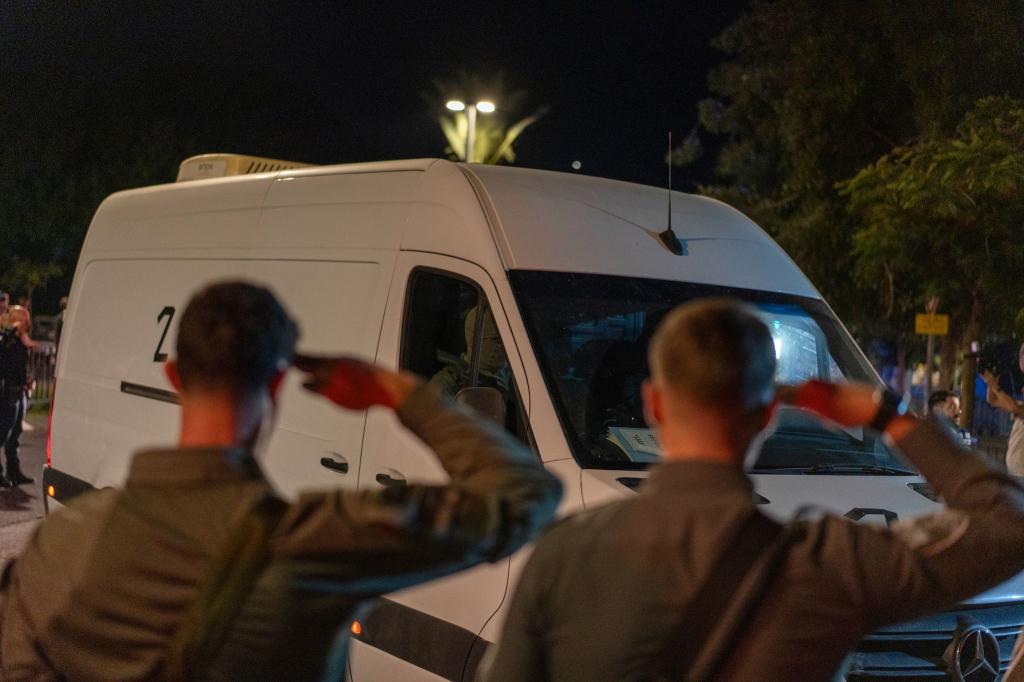 Bisher übergab die Hamas nur vier Särge. Laut Vereinbarung soll sie jedoch alle 28 toten Geiseln zurückgeben. (Archivbild) - Foto: Ilia Yefimovich/dpa