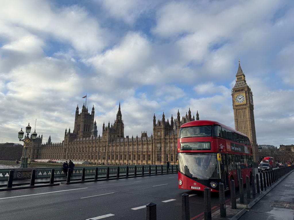 Die roten Doppeldeckerbusse sind aus dem Londoner Stadtbild nicht wegzudenken. (Archivbild) - Foto: Julia Kilian/dpa