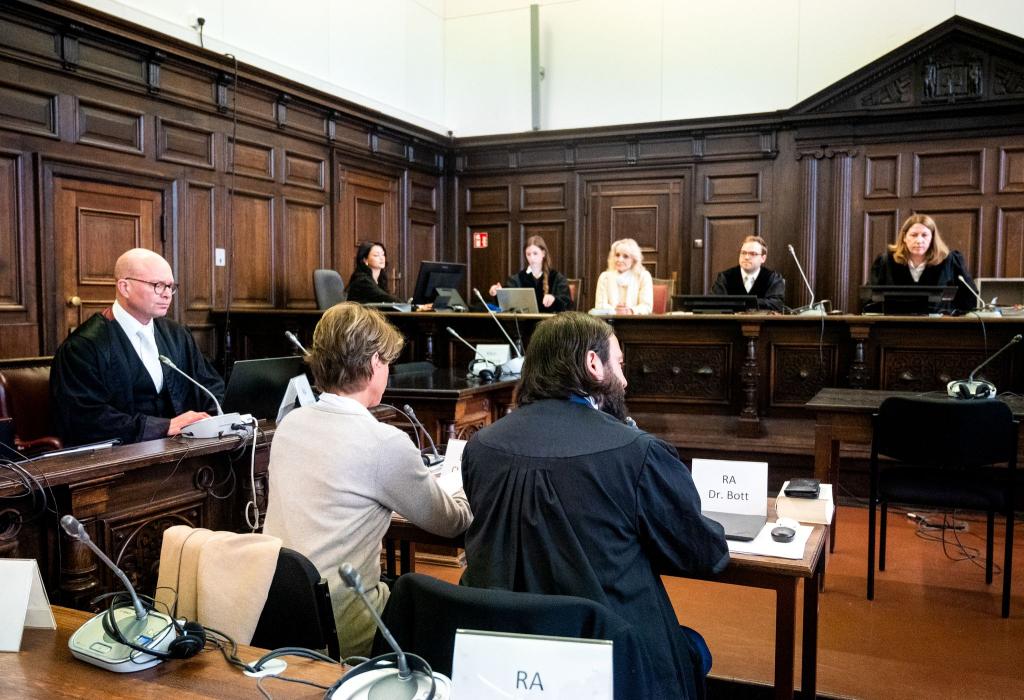 Der Prozess um die Angeklagte Block (M.l.) soll am Mittwoch in Hamburg fortgesetzt werden. (Archivbild) - Foto: Daniel Bockwoldt/dpa Pool/dpa