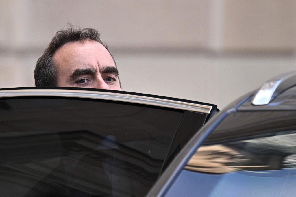 Frankreichs Premierminister Lecornu verlässt nach Kabinettssitzung den Elysee-Palast. - Foto: Julien De Rosa/AFP/dpa