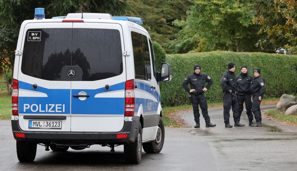 Tagelang hatten zahlreiche Einsatzkräfte fieberhaft nach dem achtjährigen Fabian gesucht. - Foto: Bernd Wüstneck/dpa