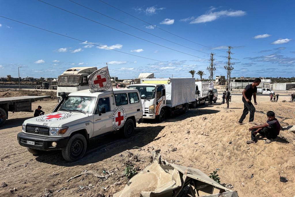 Mitarbeiter des Roten Kreuzes helfen bei Übergabe der Leichen von Geiseln. (Archivbild) - Foto: Belal Abu Amer/APA Images via ZUMA Press Wire/dpa