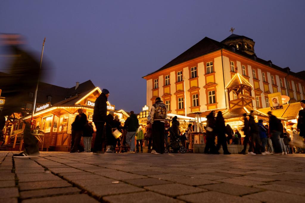 Das Winterdorf in der Bayreuther Fußgängerzone verbreitet schon ab Mitte Oktober weihnachtliche Stimmung. (Archivbild) - Foto: Pia Bayer/dpa