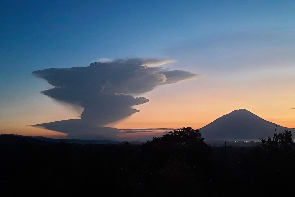 Immer wieder kommt es an dem Feuerberg zu Eruptionen, die Einwohner und auch Touristen in Schrecken versetzen. (Archivbild) - Foto: Andre Kriting/AP/dpa
