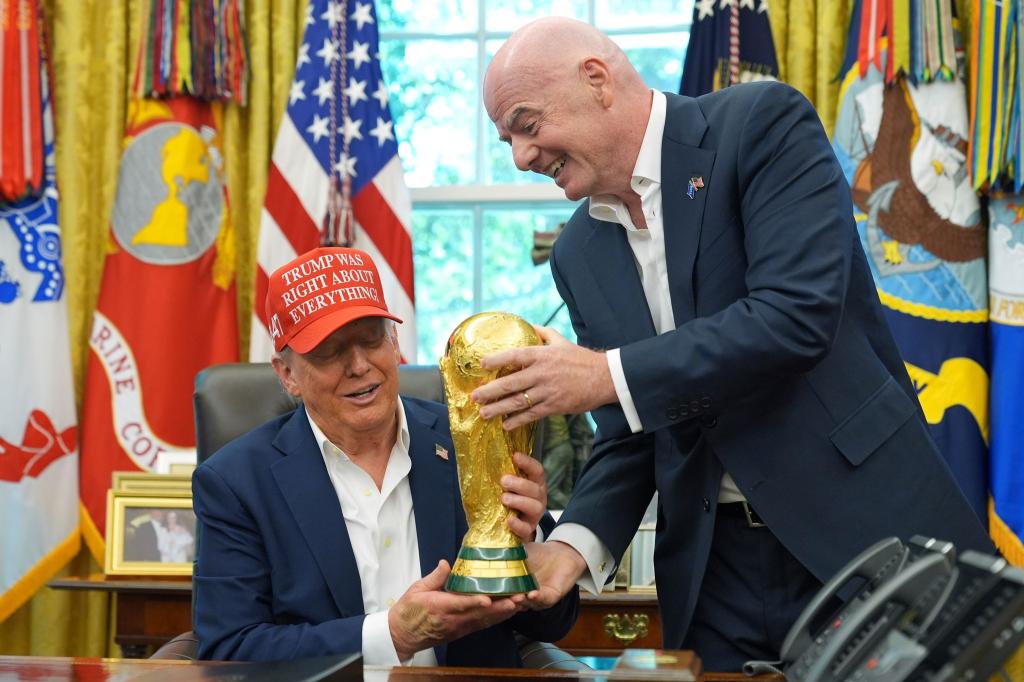 US-Präsident Donald Trump hat einen engen Draht zu FIFA-Chef Infantino. (Archivbild) - Foto: Jacquelyn Martin/AP/dpa