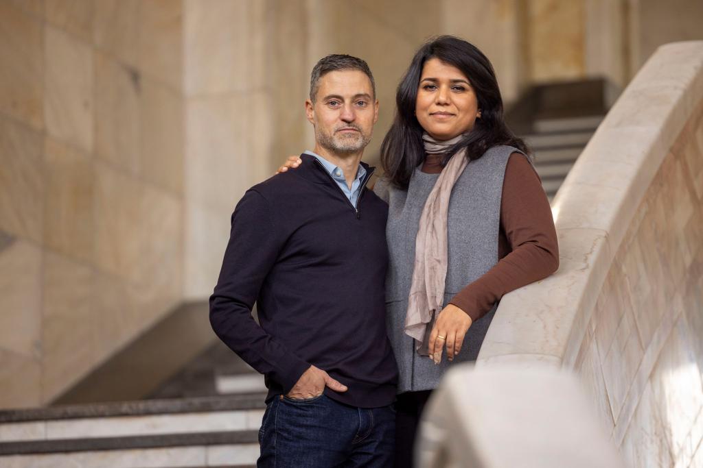 Saba-Nur Cheema und Meron Mendel sind ein außergewöhnliches Ehepaar: Sie, eine Politologin und Expertin für Antisemitismus und Islamfeindlichkeit, ist Muslimin mit pakistanischen Wurzeln. Er, Professor und Direktor der Bildungsstätte Anne Frank in Frankfurt am Main, ist ein in Tel Aviv geborener Jude. - Foto: Helmut Fricke/dpa