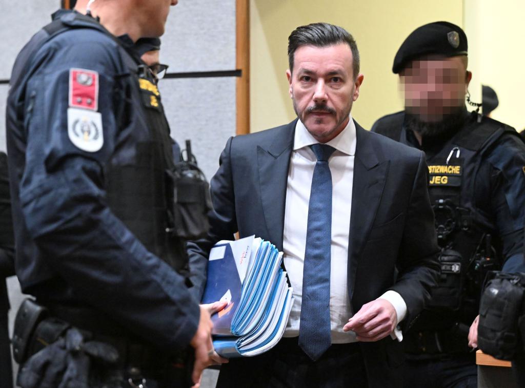 Am zweiten Tag seines Prozesses musste sich Benko Aussagen von Zeugen stellen. - Foto: Barbara Gindl/APA/dpa