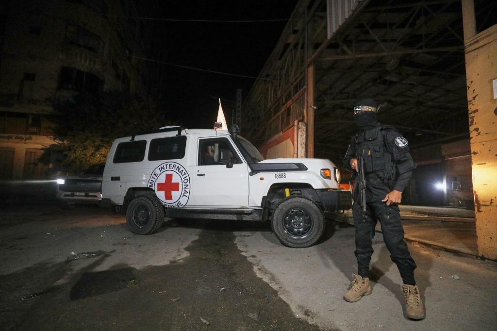 Bewaffneter Hamas-Mann bei Abholung der Särge im Gazastreifen. - Foto: Yousef Al Zanoun/AP/dpa