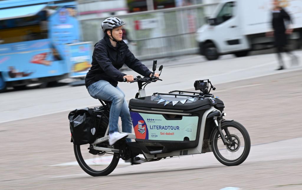 Lennart Schaefer saß fast 11.000 Kilometer im Sattel. - Foto: Arne Dedert/dpa
