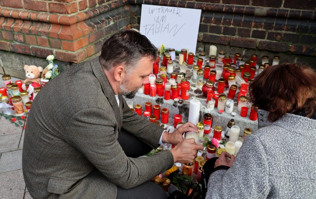 Jens-Peter Schulz, Pastor der Ev.-Luth. Pfarrgemeinde Güstrow, ist es ein Trost, dass die Menschen in Güstrow mit ihrer Trauer und Anteilnahme zusammenkommen. - Foto: Bernd Wüstneck/dpa