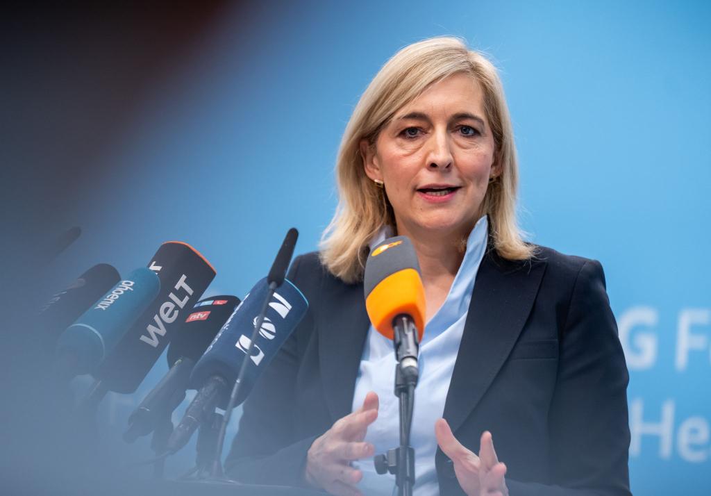 Nach Plänen von Ministerin Warken sollen die Beiträge stabil bleiben können. - Foto: Michael Kappeler/dpa