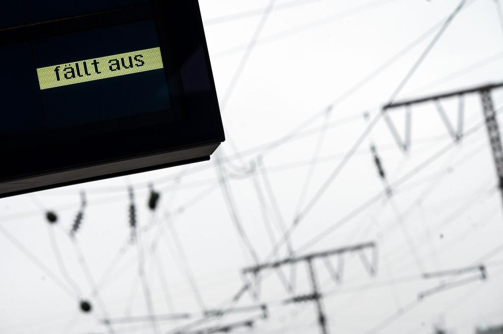 Nach Angaben der Bahn ist ein Stellwerk in Köln-Kalk betroffen. (Symbolbild) - Foto: Federico Gambarini/dpa