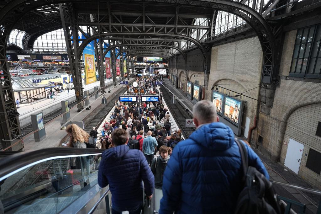 Im Fernverkehr kommt es zu Einschränkungen. - Foto: Marcus Brandt/dpa