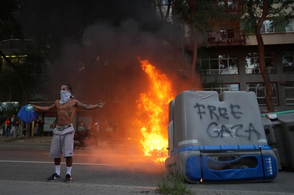 In Barcelona ist eine Demonstration gegen Israels Militäreinsatz im Gazastreifen in Gewalt umgeschlagen. - Foto: David Zorrakino/EUROPA PRESS/dpa