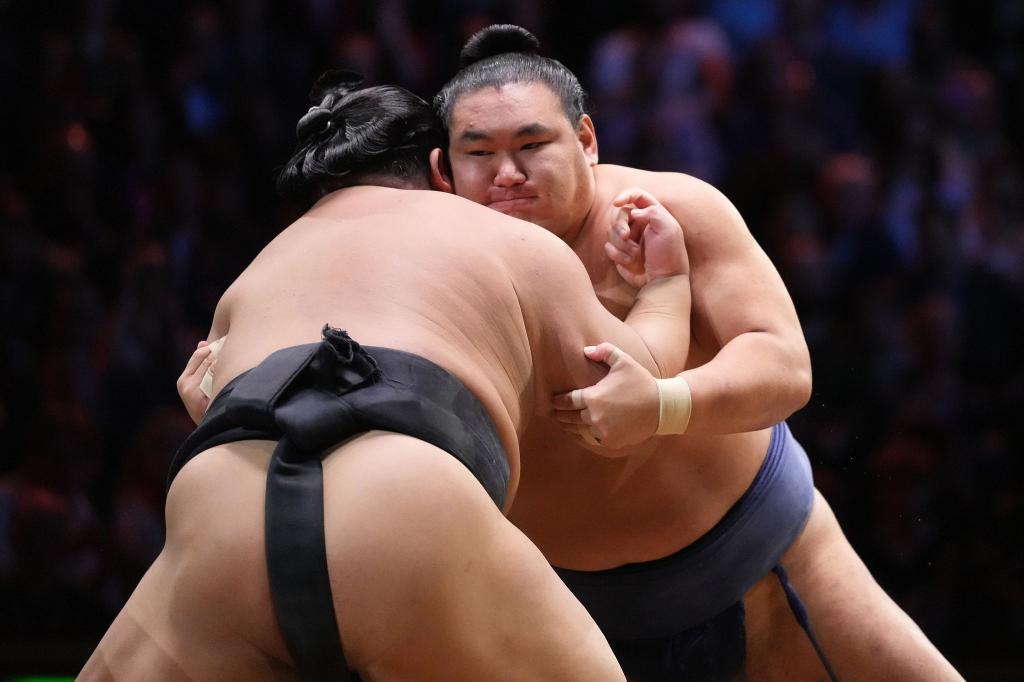 Hakuoho (l) und Hoshoryu in Aktion während ihres Kampfes beim Großen Sumo Turnier in der Royal Albert Hall in London. - Foto: Frank Augstein/AP/dpa