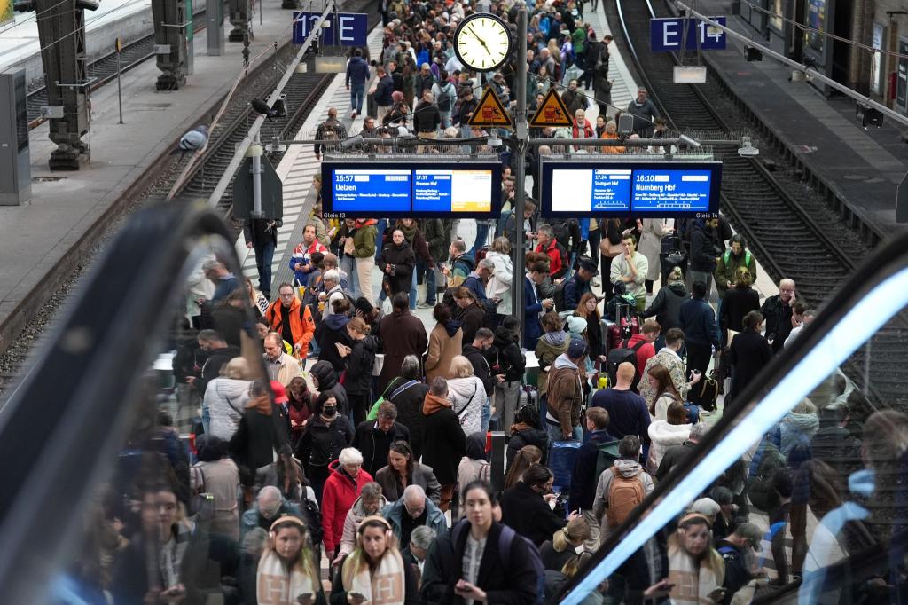 Jeden Tag fahren hunderte Züge am Hamburger Hauptbahnhof. - Foto: Marcus Brandt/dpa