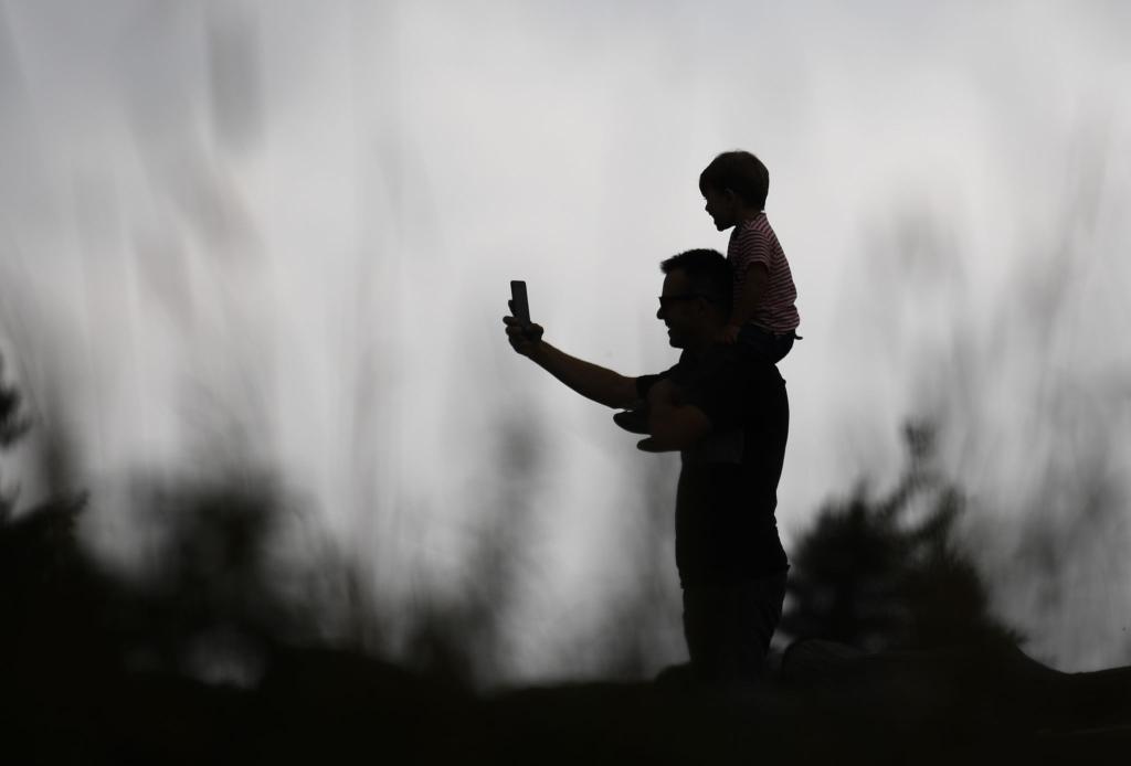 Ob Kinderfotos ins Internet gehören, ist eine vieldiskutierte Frage. (Archivfoto) - Foto: Arne Dedert/dpa