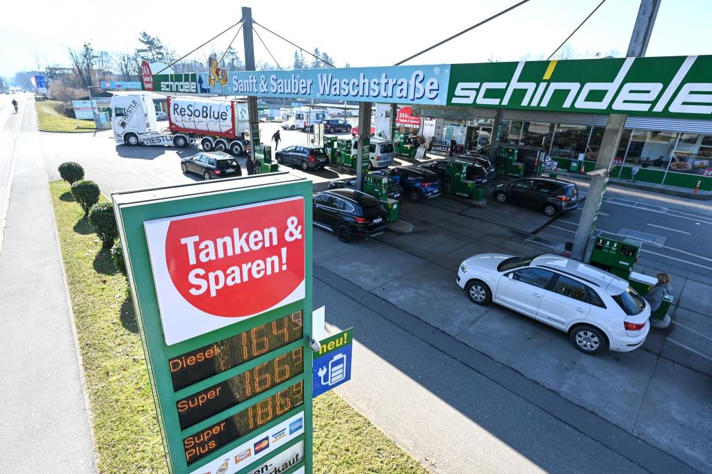 In Österreich tankt es sich in der Regel günstiger - das liegt aber nicht daran, dass die Preise nur einmal pro Tag angehoben werden dürfen. (Symbolbild) - Foto: Felix Kästle/dpa